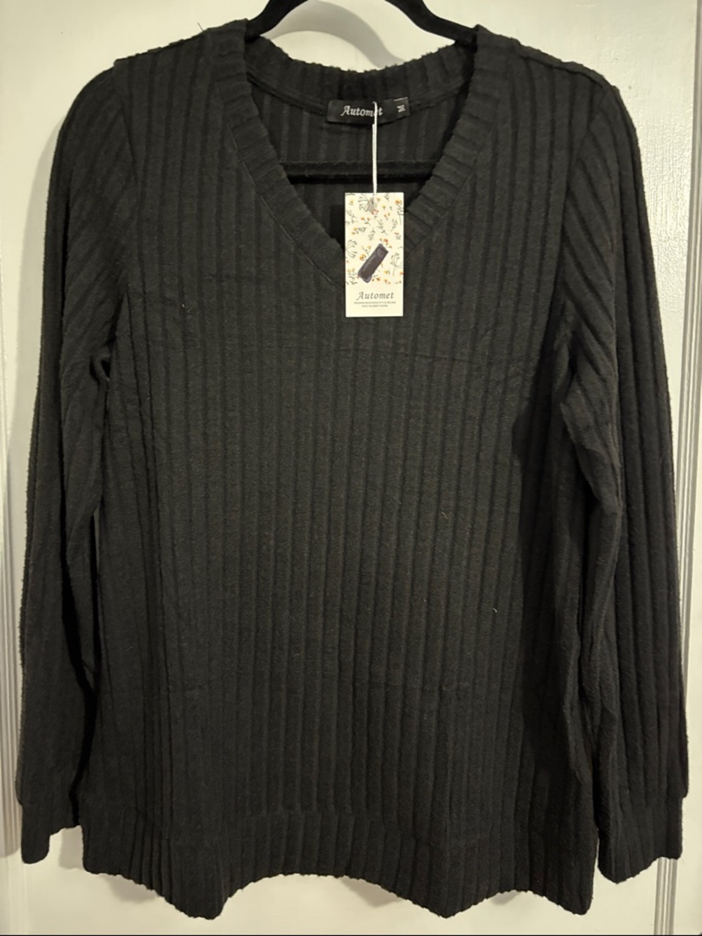 Automet Ribbed V-Neck Sweater in Black